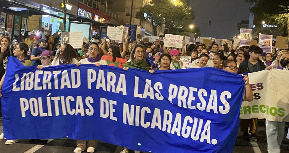 Mujeres nicaragüenses exiliadas en Costa Rica encabezan la marcha por el Día Internacional de la Mujer.